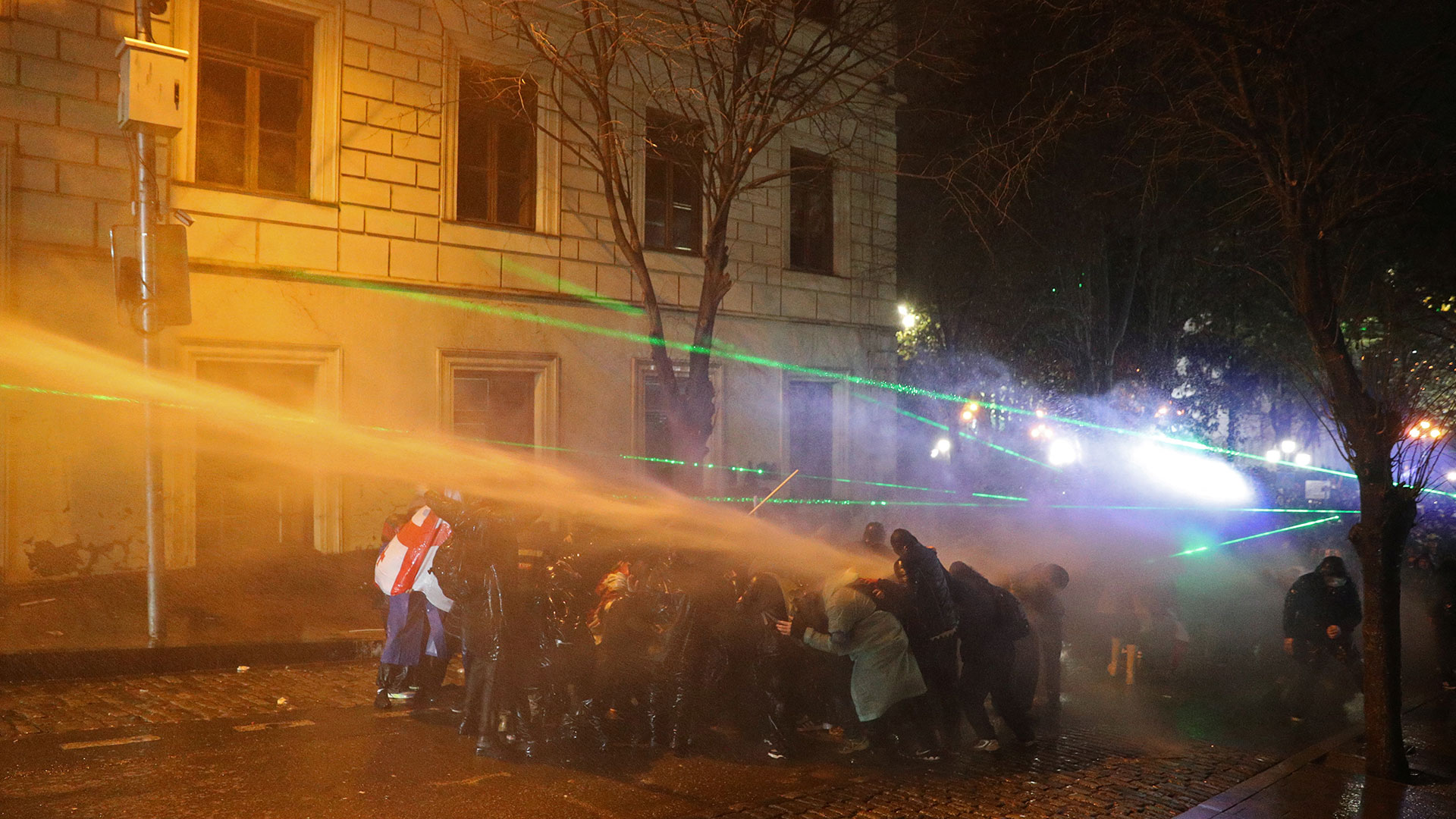 Γεωργία: Εντείνονται οι διαμαρτυρίες κατά της κυβέρνησης – Υπό πολιορκία το κοινοβούλιο-2