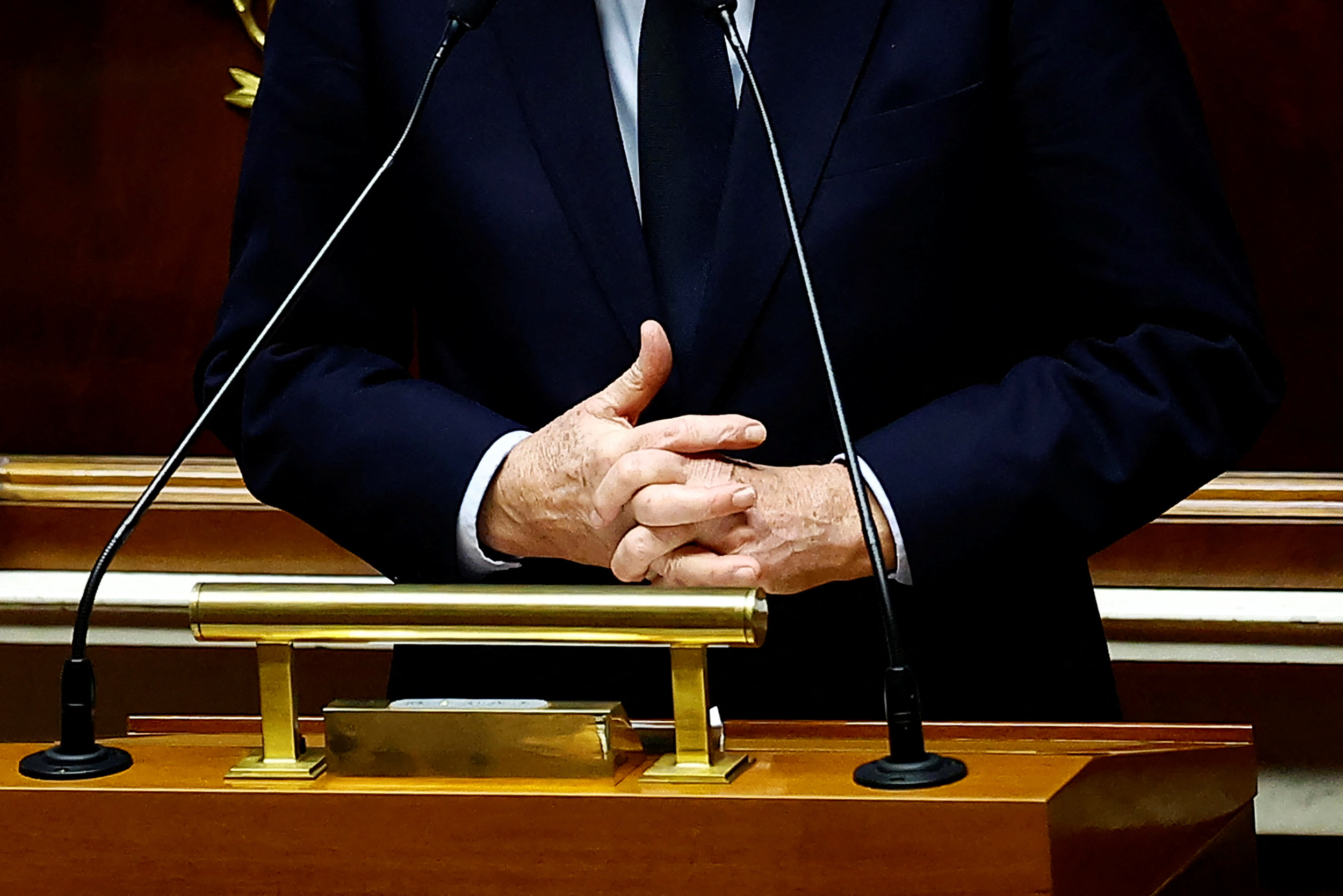 Γαλλία: Η κυβέρνηση Μπαρνιέ καταρρέει – Tι θα ακολουθήσει;-2