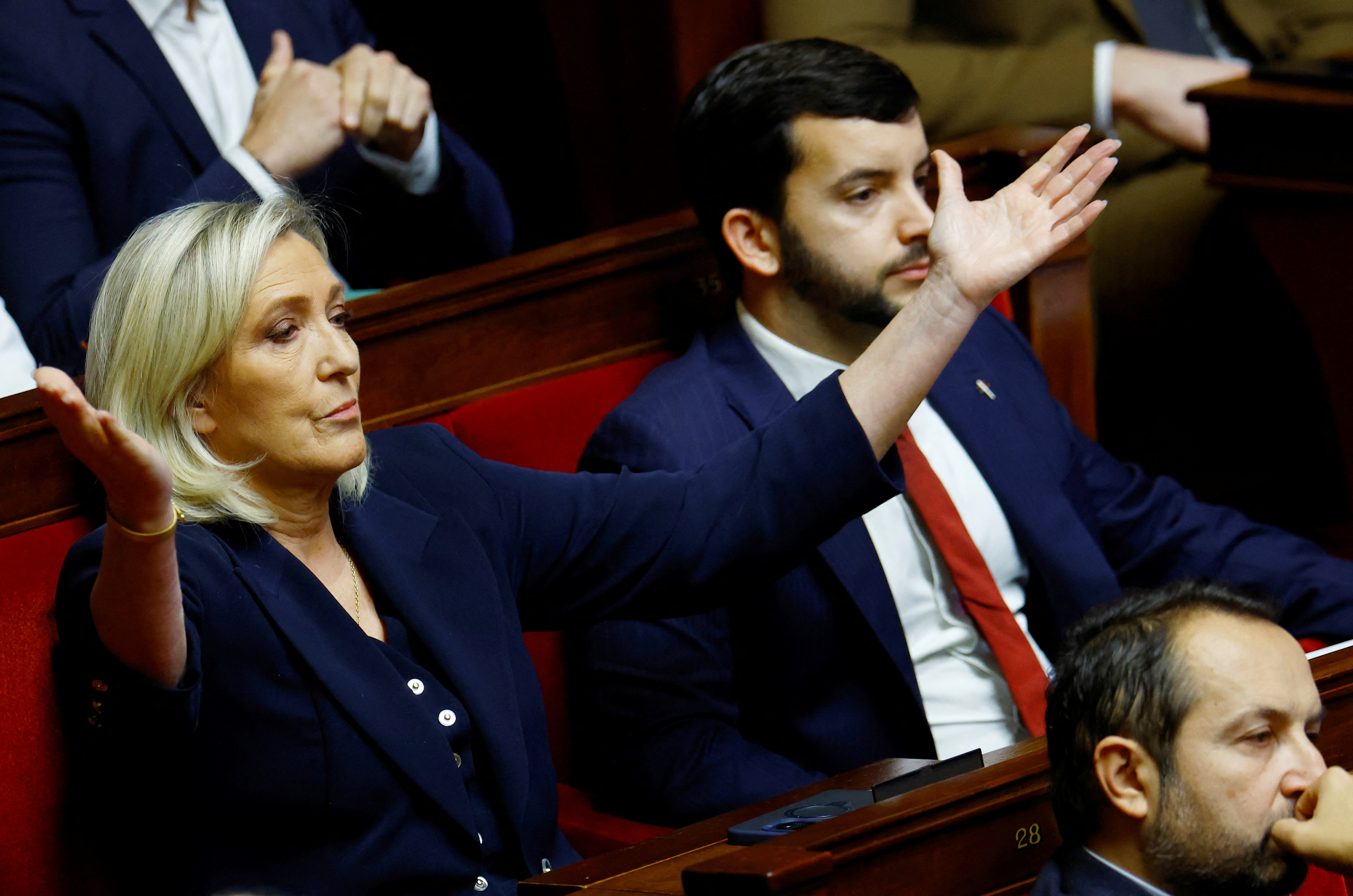 Γαλλία: Η κυβέρνηση Μπαρνιέ καταρρέει – Tι θα ακολουθήσει;-1