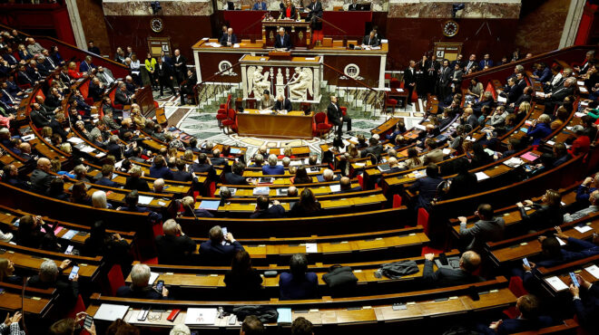 γαλλία-η-αριστερά-καλεί-τον-μακρόν-να-π-563356549