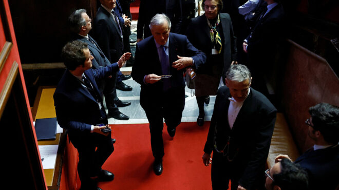 γαλλία-η-αριστερά-καλεί-τον-μακρόν-να-π-563356498