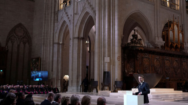 παναγία-των-παρισίων-μακρόν-τα-μεγάλ-563363368