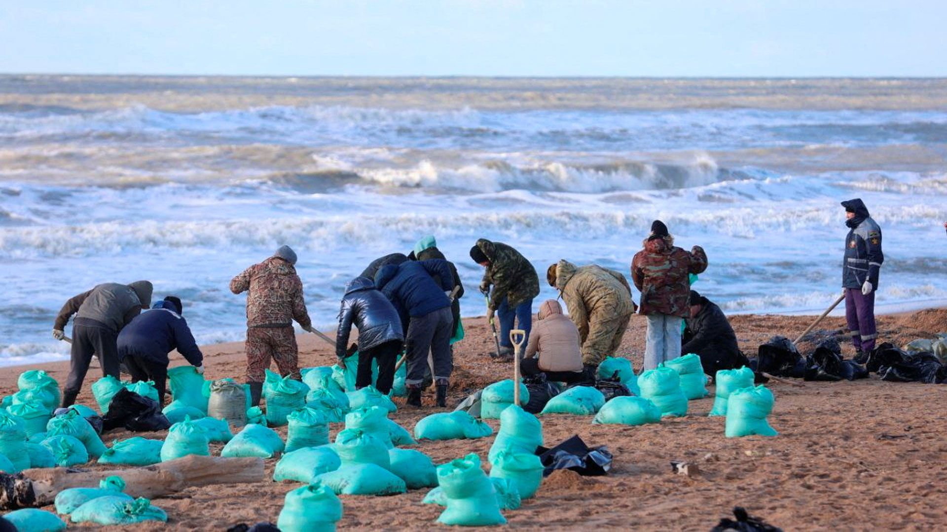 Πετρελαιοκηλίδα στη Μαύρη Θάλασσα: 4.000 εθελοντές καθαρίζουν τις ακτές-2