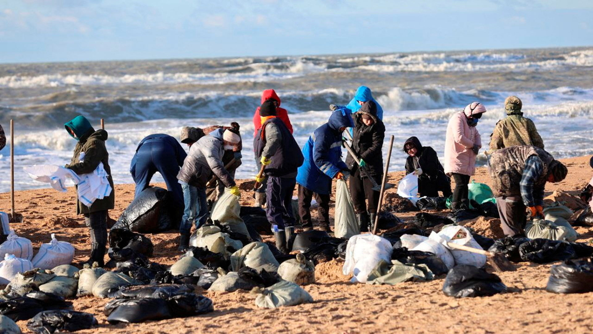 Πετρελαιοκηλίδα στη Μαύρη Θάλασσα: 4.000 εθελοντές καθαρίζουν τις ακτές-1