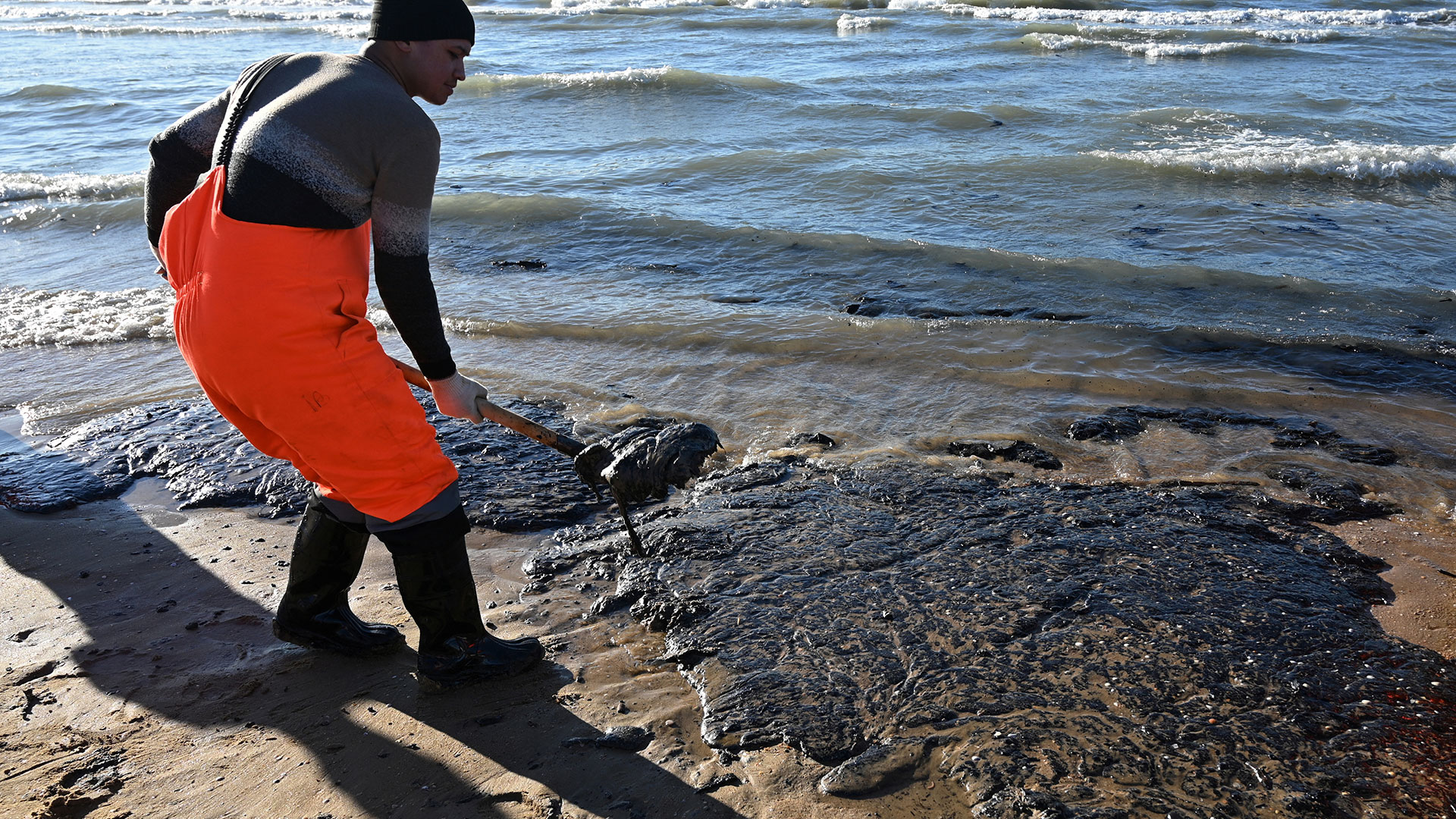 «Αδιανόητη κατάσταση»: Ρώσοι επιστήμονες κατηγορούν το Κρεμλίνο για την αντιμετώπιση της πετρελαιοκηλίδας-2