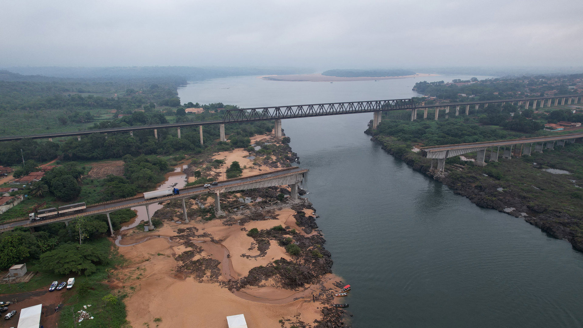 Βραζιλία: Φόβοι για διαρροή χημικών ουσιών σε ποταμό μετά τη φονική κατάρρευση γέφυρας-2