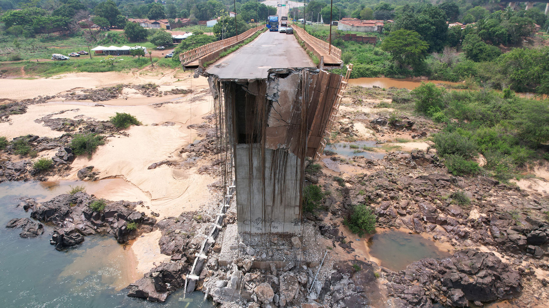 Βραζιλία: Φόβοι για διαρροή χημικών ουσιών σε ποταμό μετά τη φονική κατάρρευση γέφυρας-1