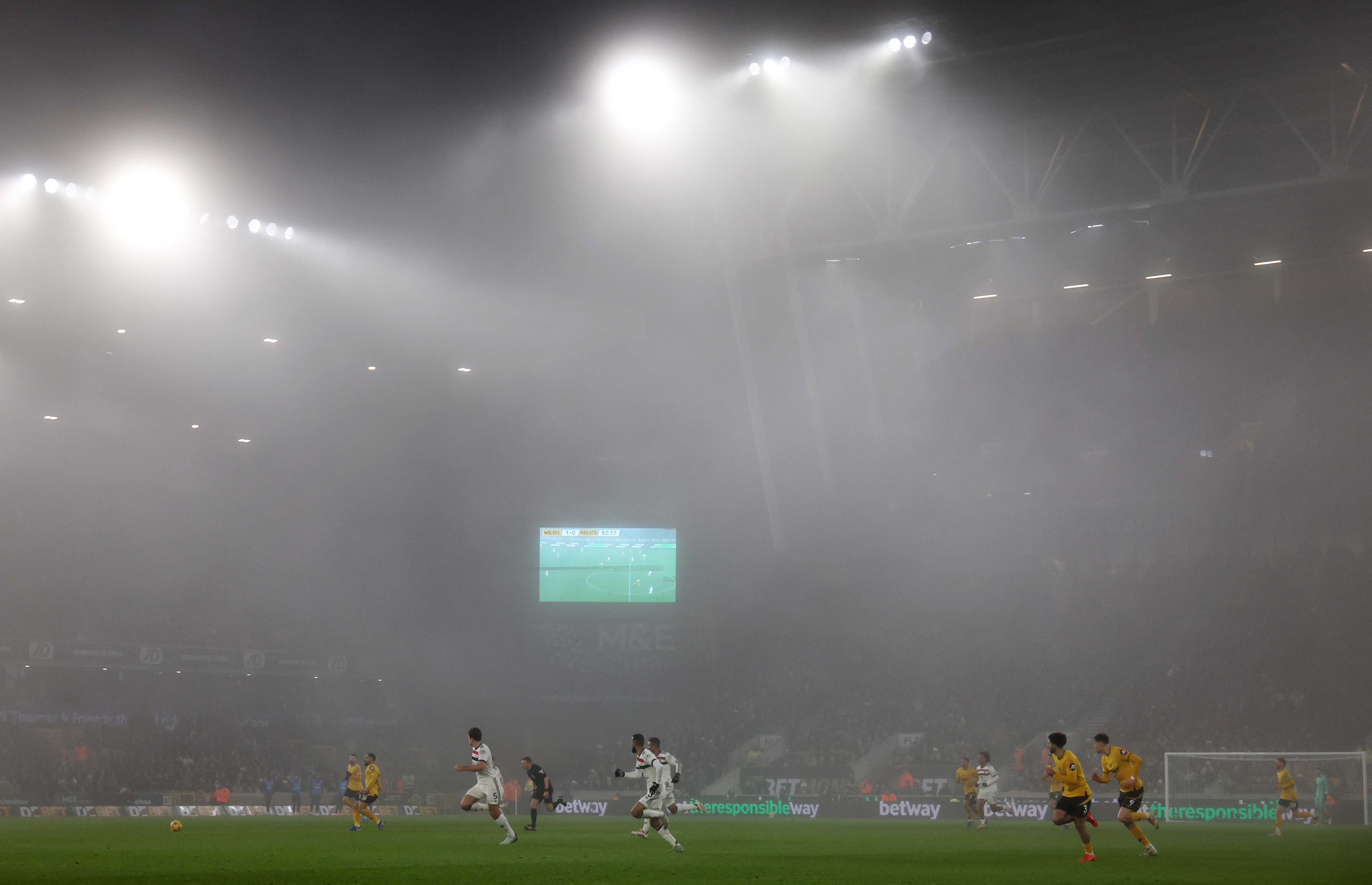 Βρετανία: Χάος στα μεγάλα αεροδρόμια λόγω ομίχλης – Δεκάδες καθυστερήσεις και ακυρώσεις πτήσεων-1