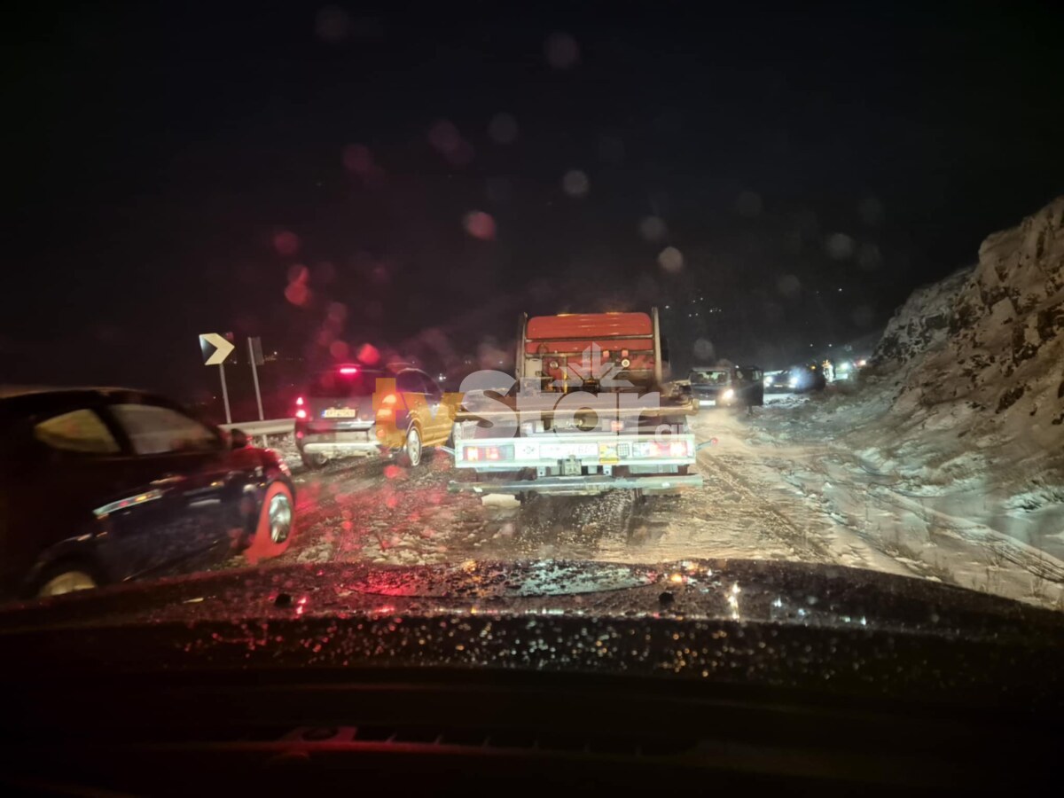 Αράχωβα: Δεκάδες οχήματα έχουν ακινητοποιηθεί – Διακοπή της κυκλοφορίας-2