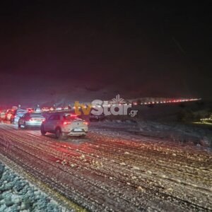 Αράχωβα: Δεκάδες οχήματα έχουν ακινητοποιηθεί – Διακοπή της κυκλοφορίας-4