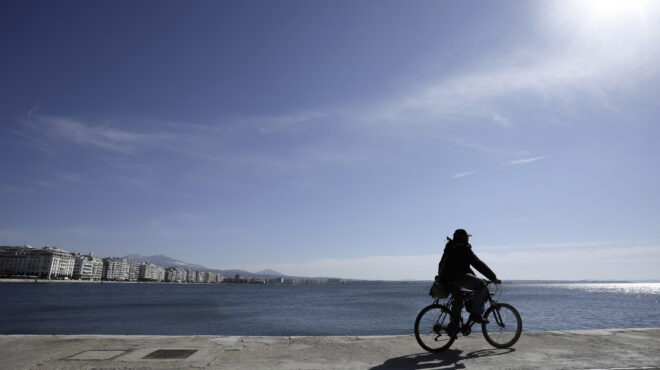 καιρός-με-ηλιοφάνεια-και-άνοδο-της-θερ-563397724