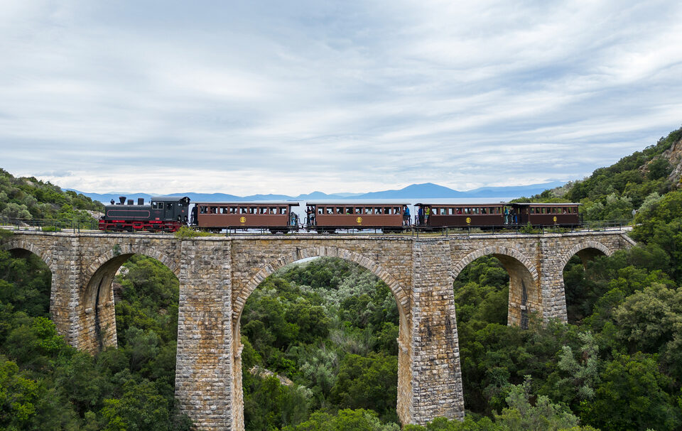 ο-μουτζούρης-μάς-ανέβασε-κατάμαυρο-563372422