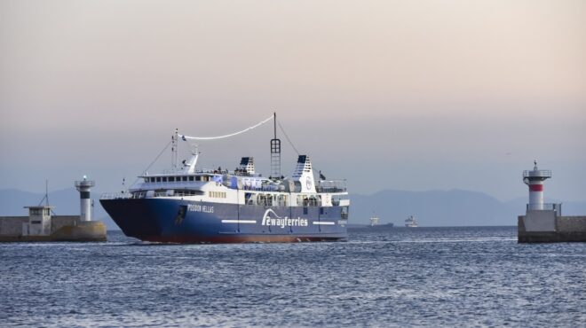 μηχανική-βλάβη-πλοίου-ανοιχτά-της-αίγ-563395567