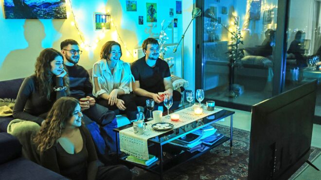 η-gen-z-βλέπει-τον-ασπρόμαυρο-σκρουτζ-563389156