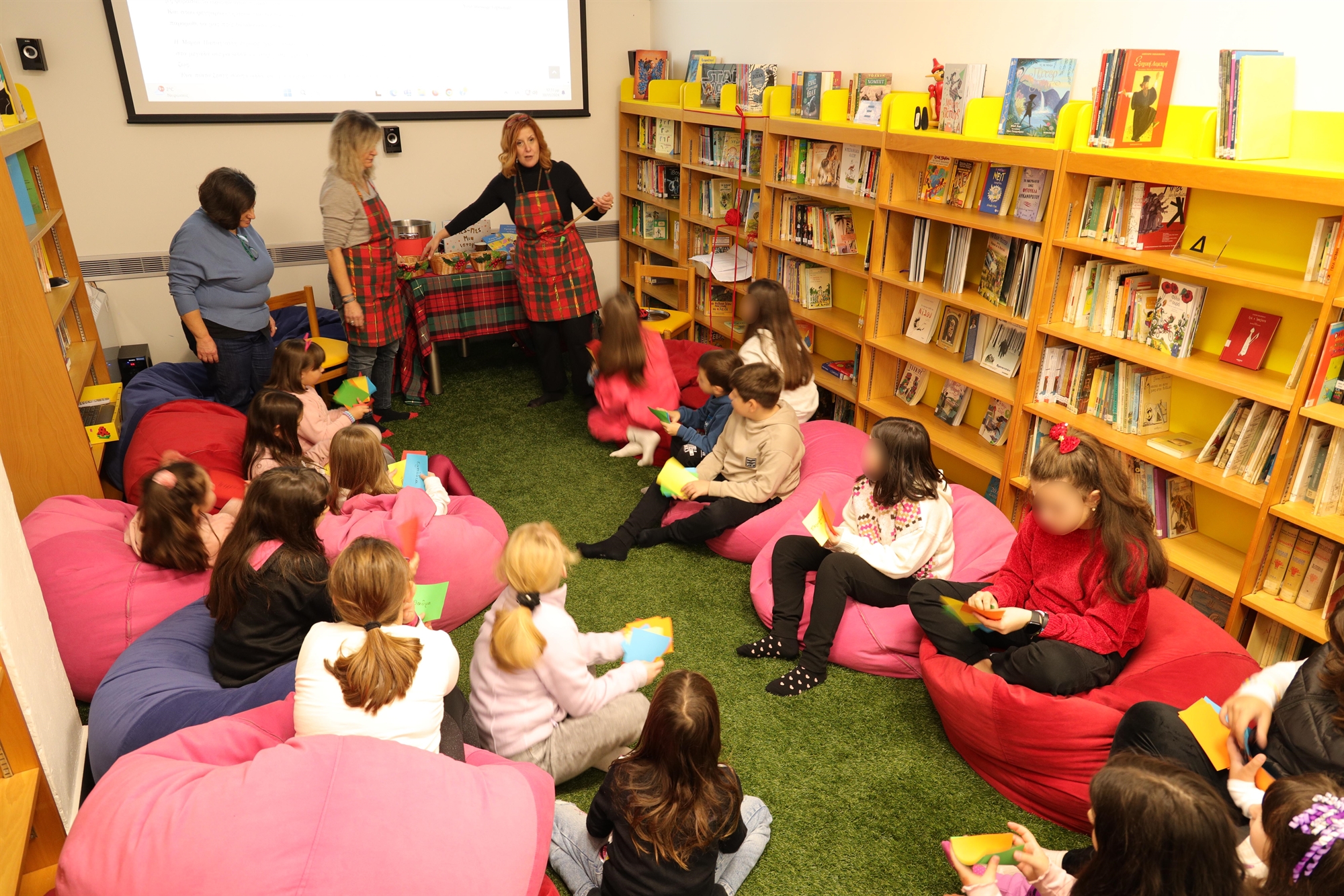 Μια σύγχρονη βιβλιοθήκη στο χωριό των ροδακινιών-2