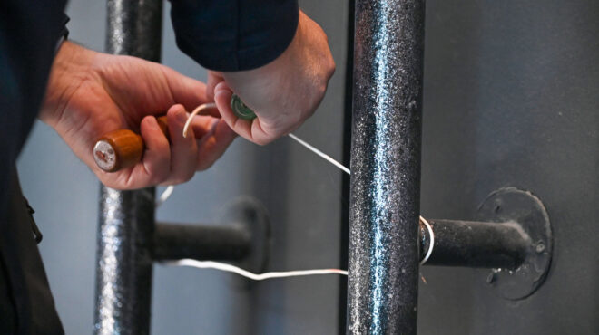 πώς-ανοίγουν-τα-λουκέτα-που-βάζουν-οι-α-563371843