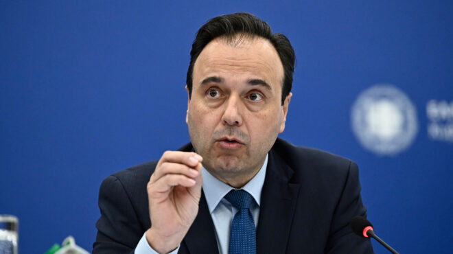 δ-παπαστεργίου-εξετάζουμε-τον-ηλικια-563369026