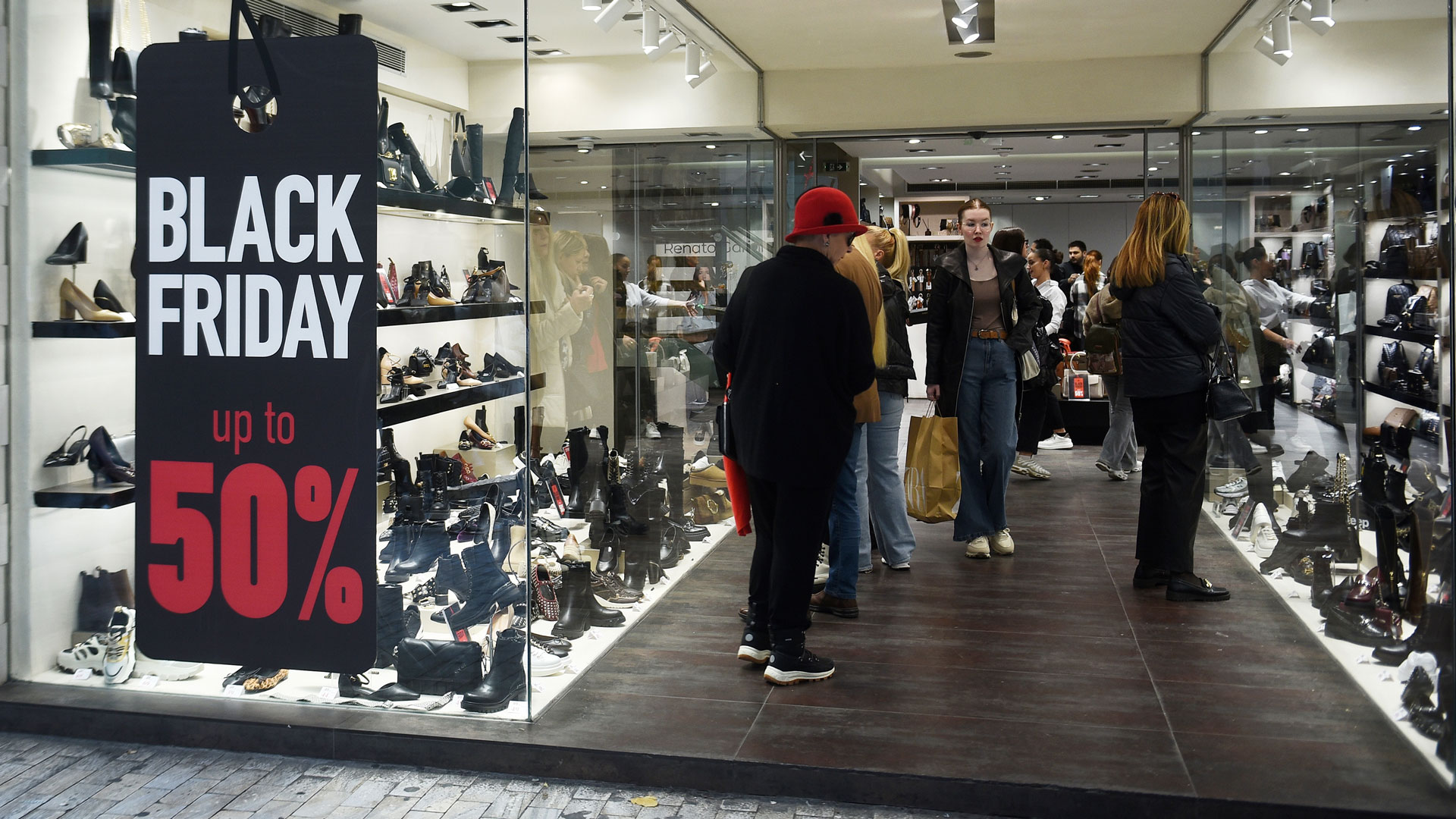 Black Friday: «Βούλιαξε» το κέντρο της Αθήνας – Εικόνες από την Ερμού-2