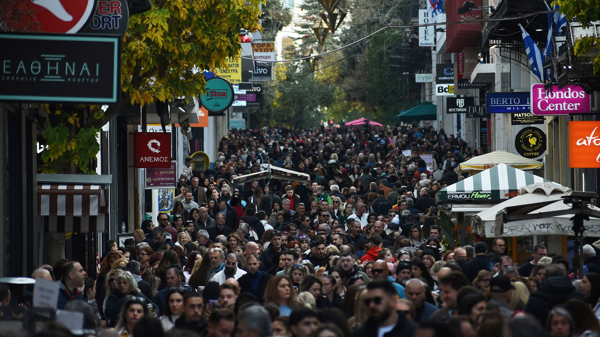 Black Friday: «Βούλιαξε» το κέντρο της Αθήνας – Εικόνες από την Ερμού-5