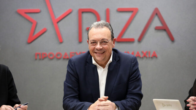 φωτογραφίζει-τον-χρήστο-ράμμο-η-κου-563355475