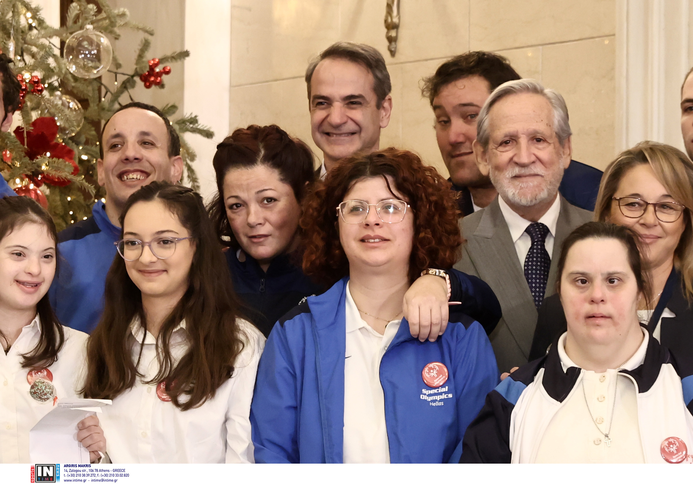 Πρωτοχρονιάτικα κάλαντα στον πρωθυπουργό από τους αθλητές των Special Olympics-1