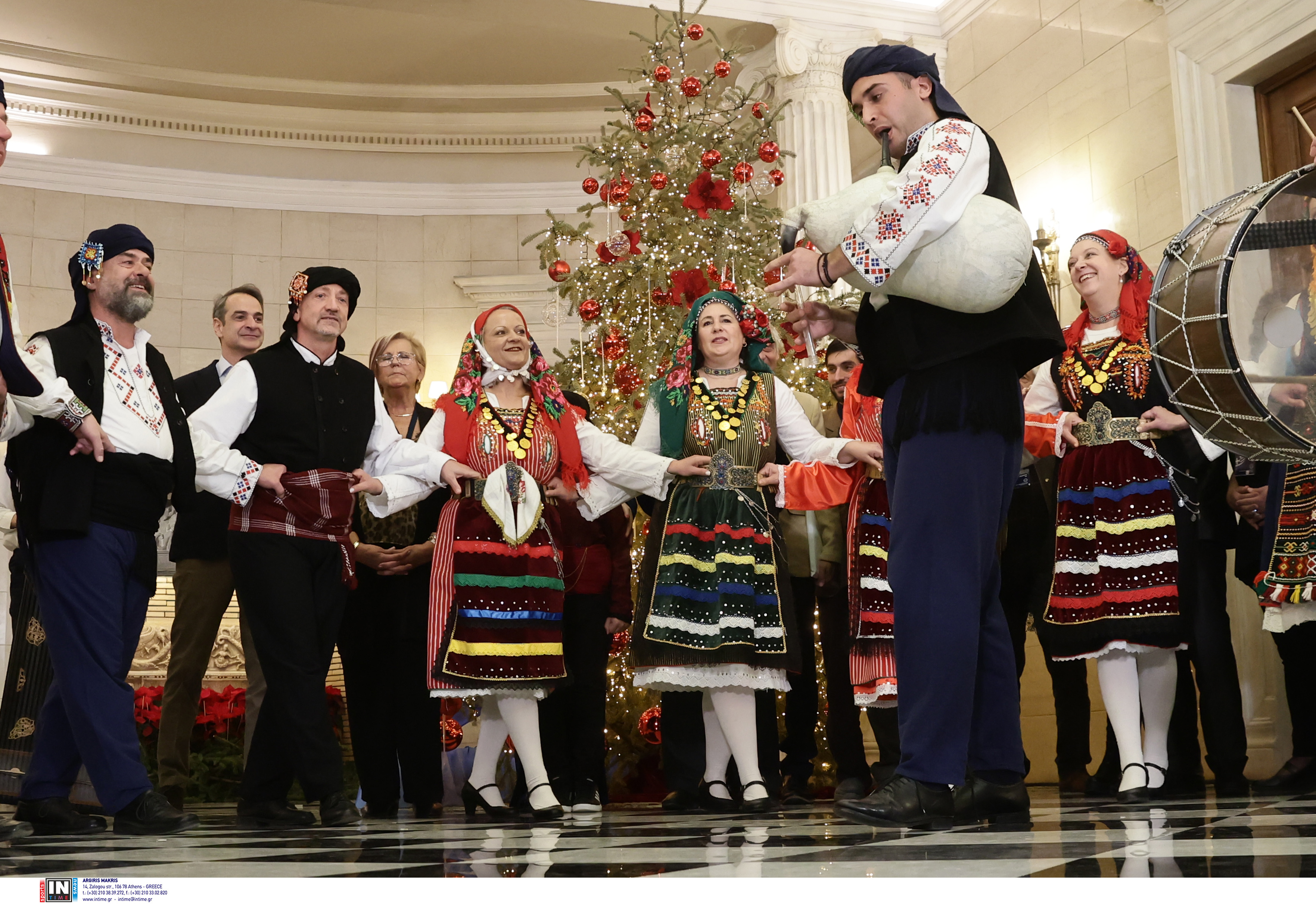 Πρωτοχρονιάτικα κάλαντα στον πρωθυπουργό από τους αθλητές των Special Olympics-2