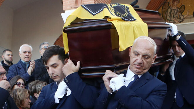 το-παρίσι-χωράει-μόνο-τη-μια-563367994