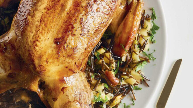 καπόνι-γεμιστό-με-άγριο-ρύζι-κάστανα-κ-563375305