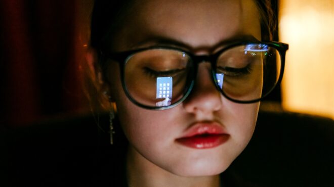 ακατάλληλον-στα-κοινωνικά-δίκτυα-563361655