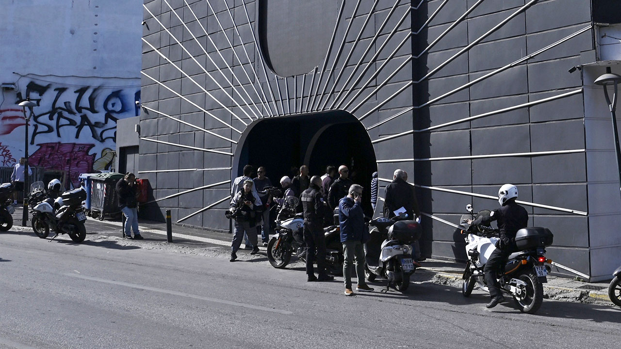 Πώς ανοίγουν τα λουκέτα που βάζουν οι Αρχές-1