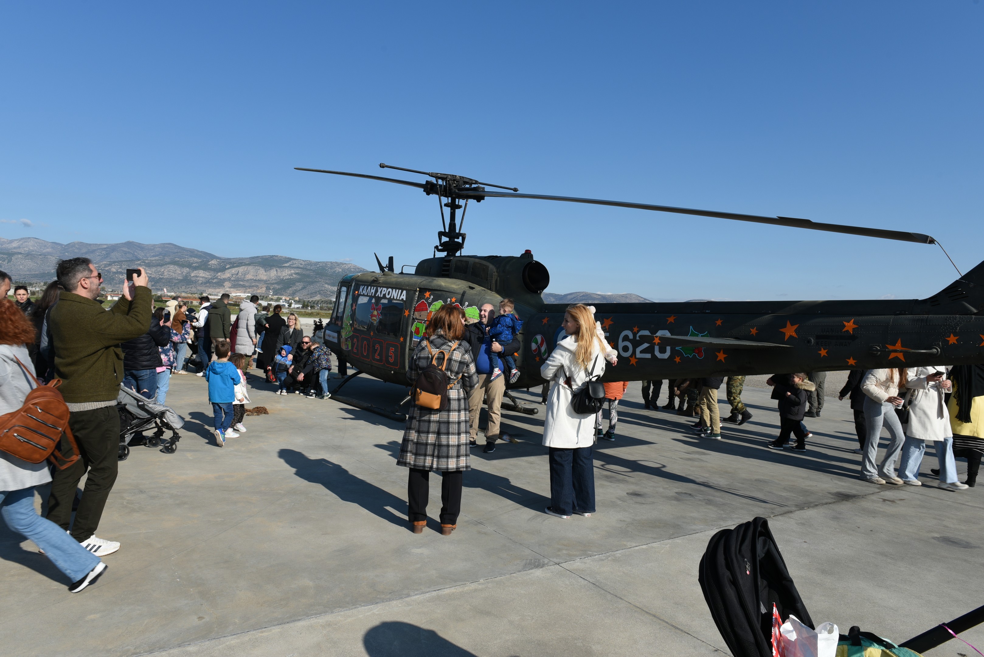 Ο Αϊ Βασίλης ήρθε με… ελικόπτερο-3