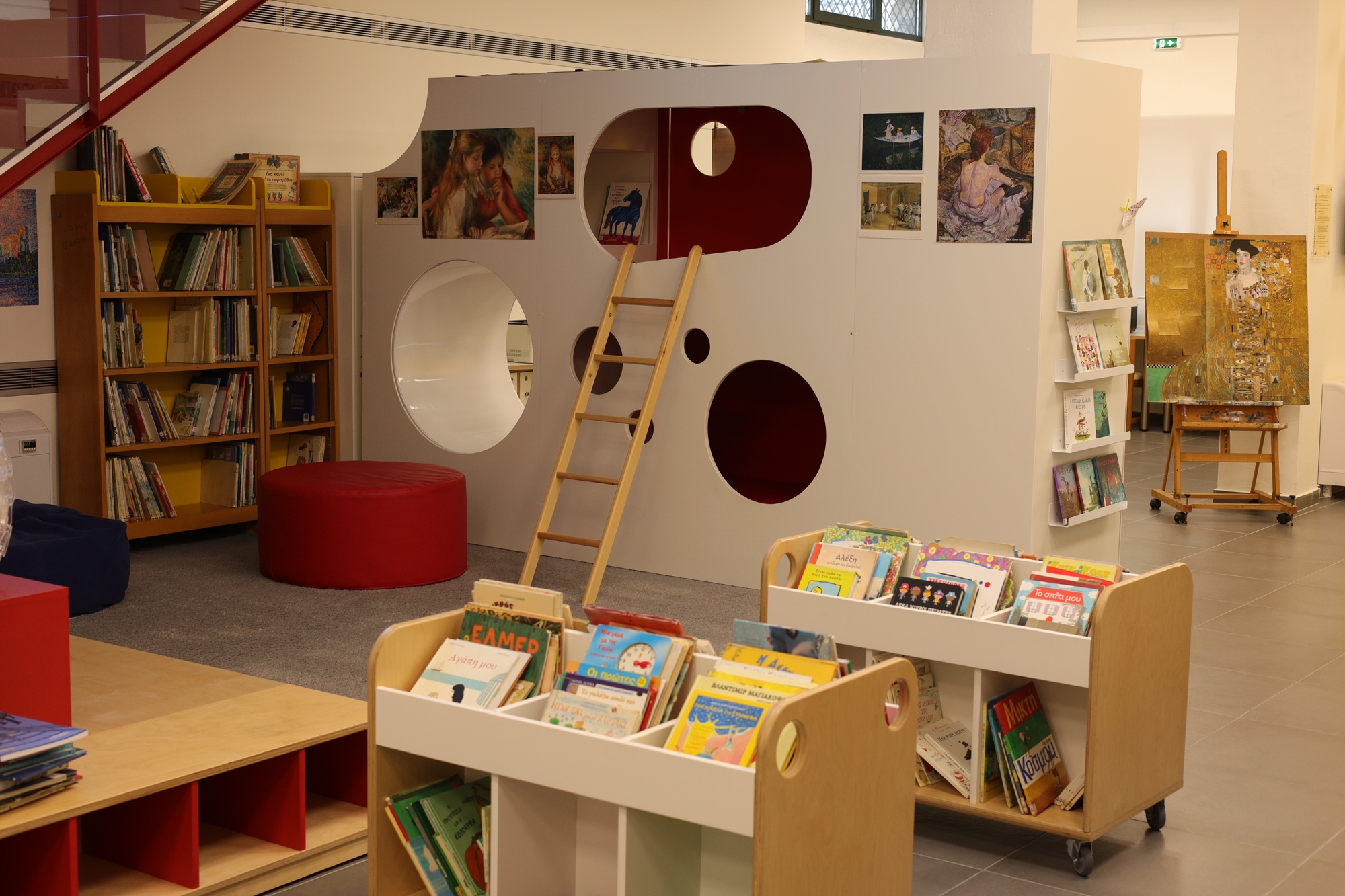 Μια σύγχρονη βιβλιοθήκη στο χωριό των ροδακινιών-1