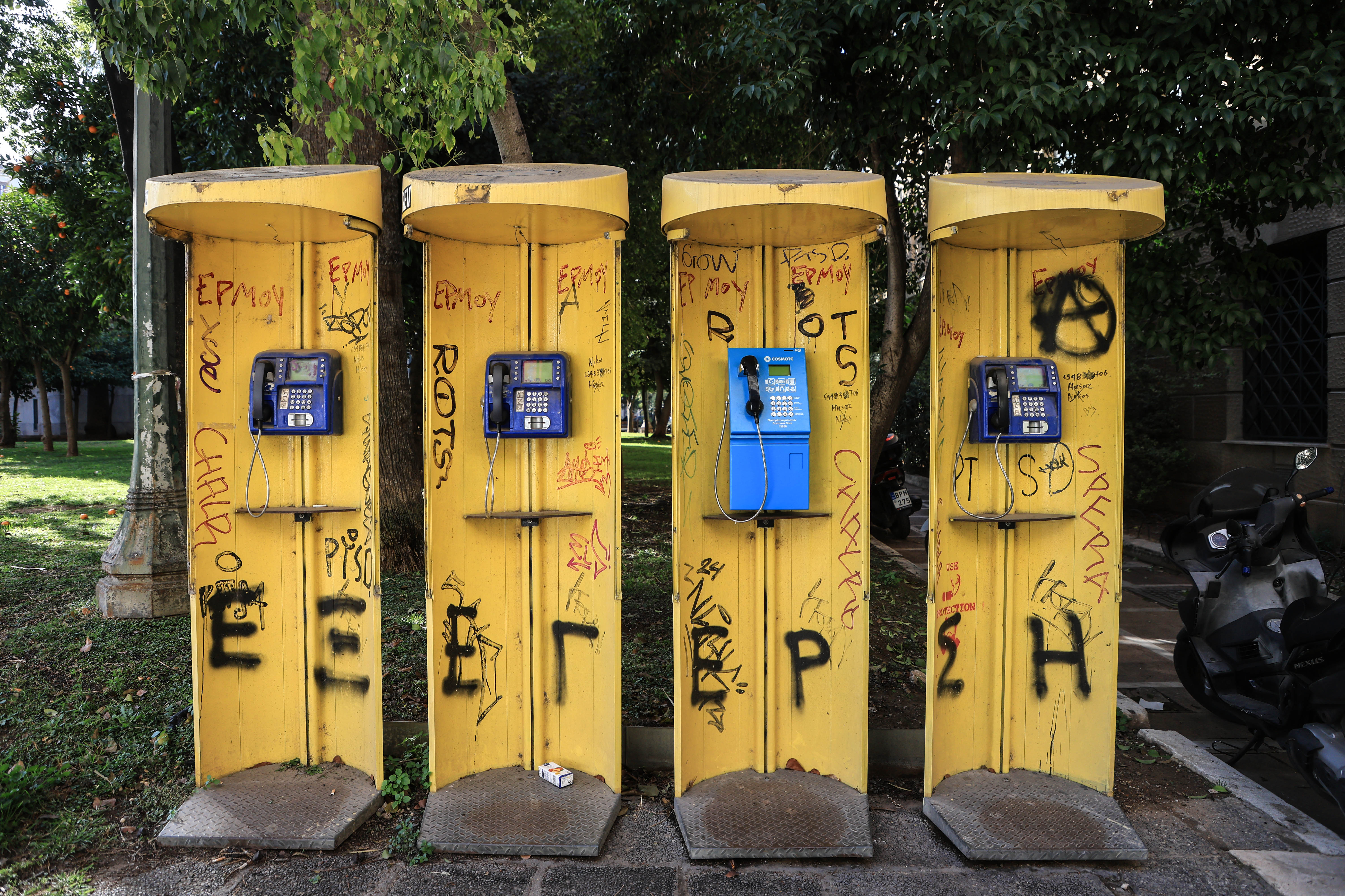 «Θέλουν να βγάλουν μια φωτογραφία και δεν βρίσκουν τοίχο καθαρό»-3
