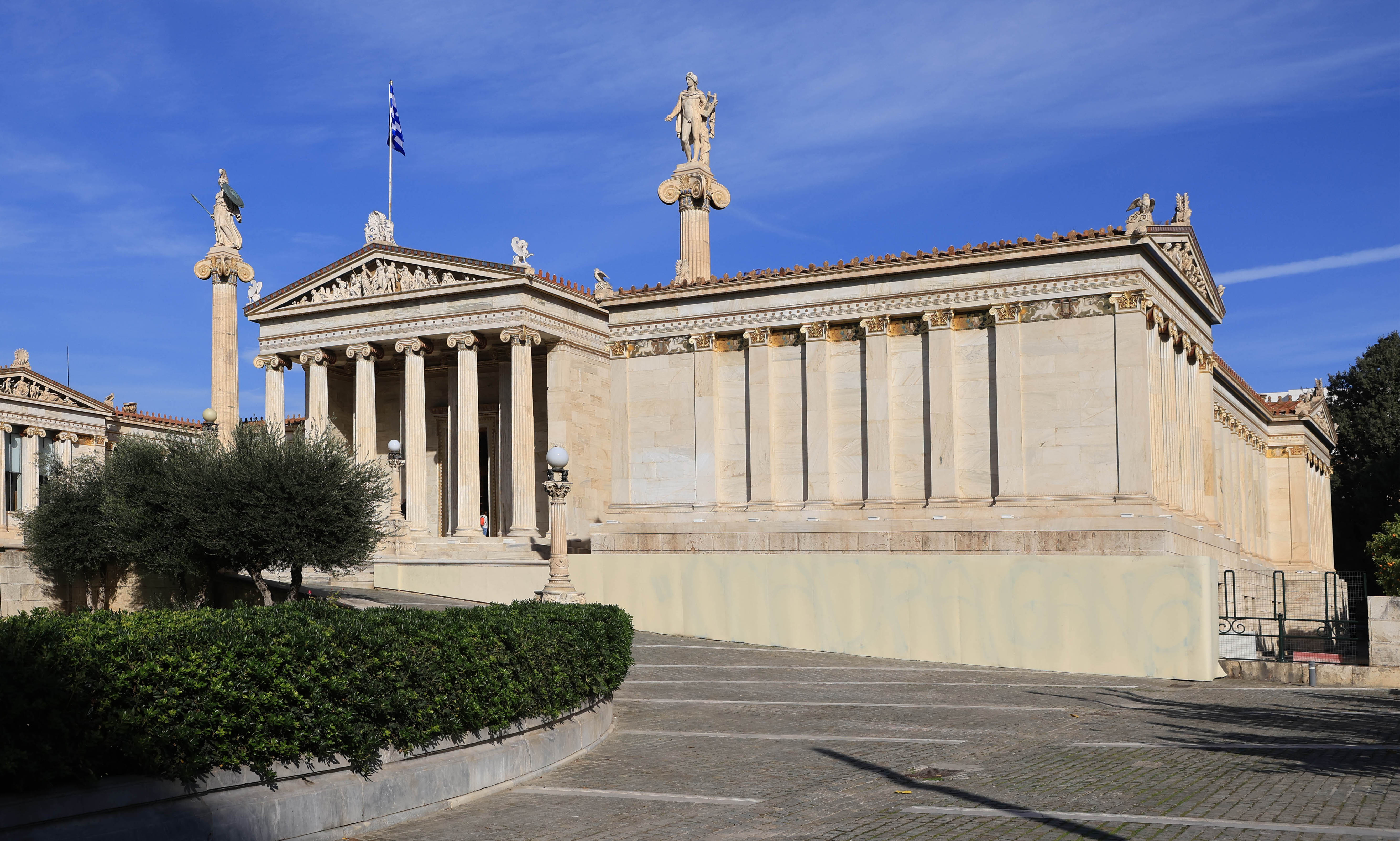 «Θέλουν να βγάλουν μια φωτογραφία και δεν βρίσκουν τοίχο καθαρό»-4