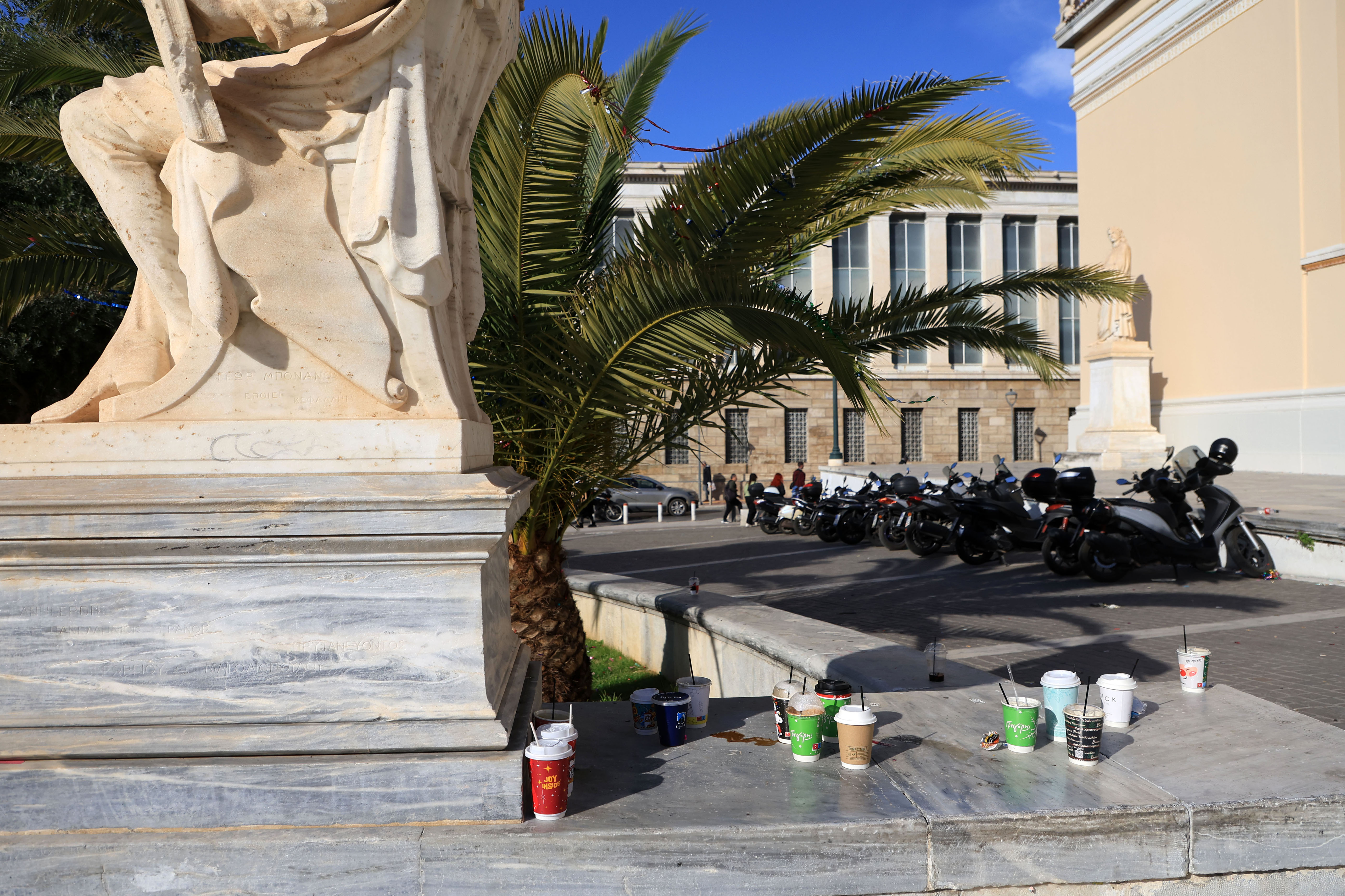 «Θέλουν να βγάλουν μια φωτογραφία και δεν βρίσκουν τοίχο καθαρό»-2