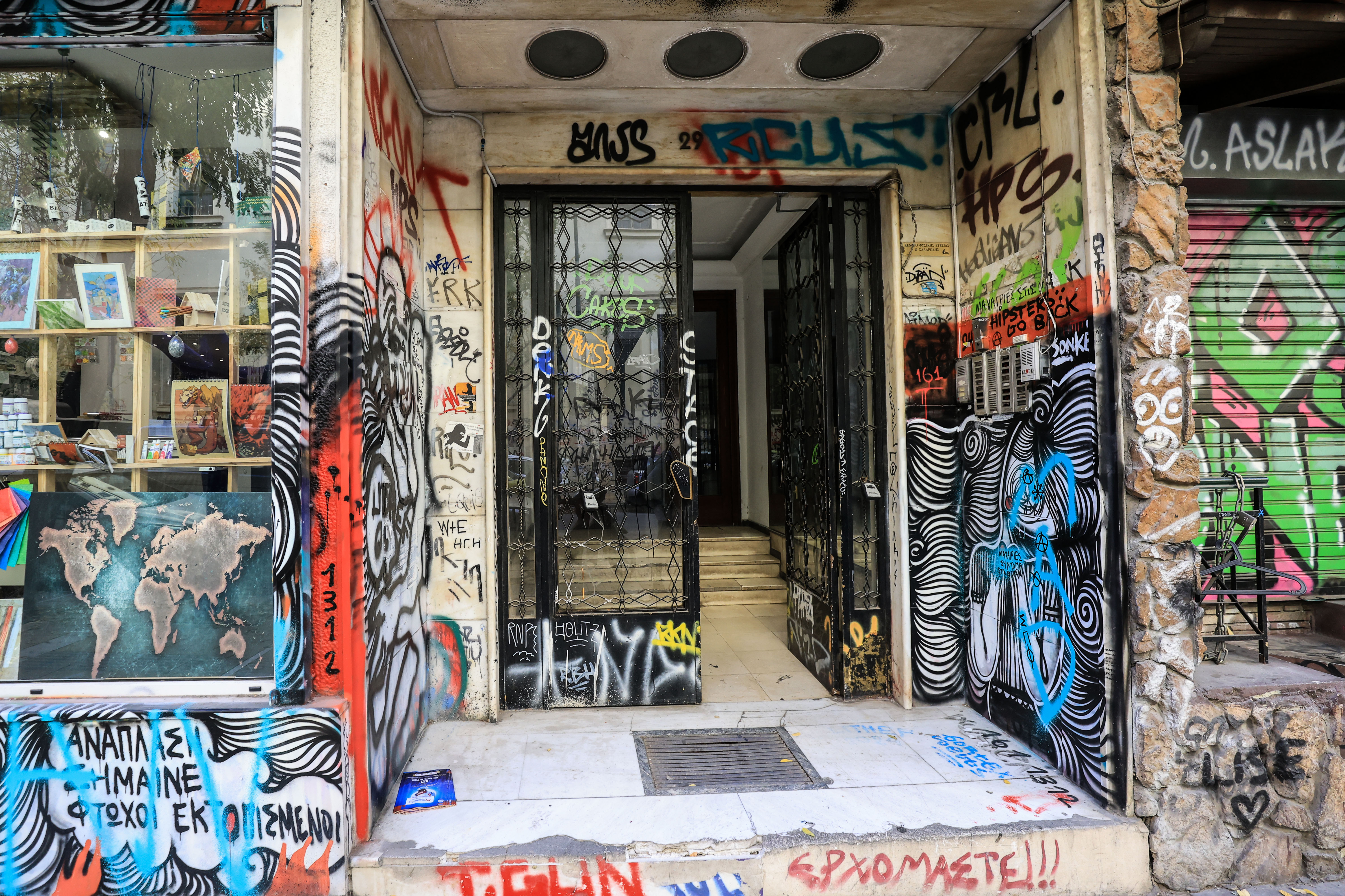 «Θέλουν να βγάλουν μια φωτογραφία και δεν βρίσκουν τοίχο καθαρό»-7