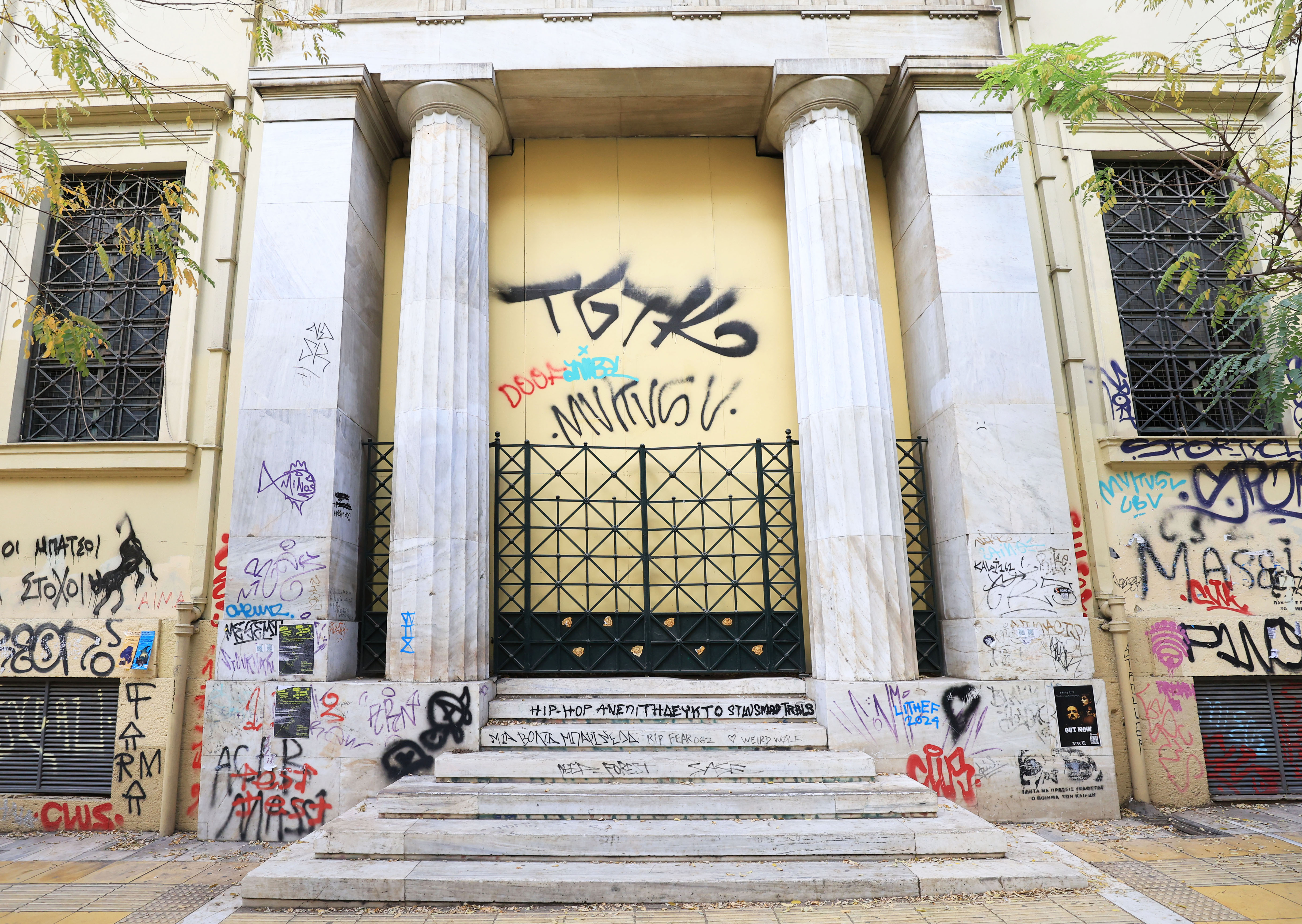 «Θέλουν να βγάλουν μια φωτογραφία και δεν βρίσκουν τοίχο καθαρό»-9