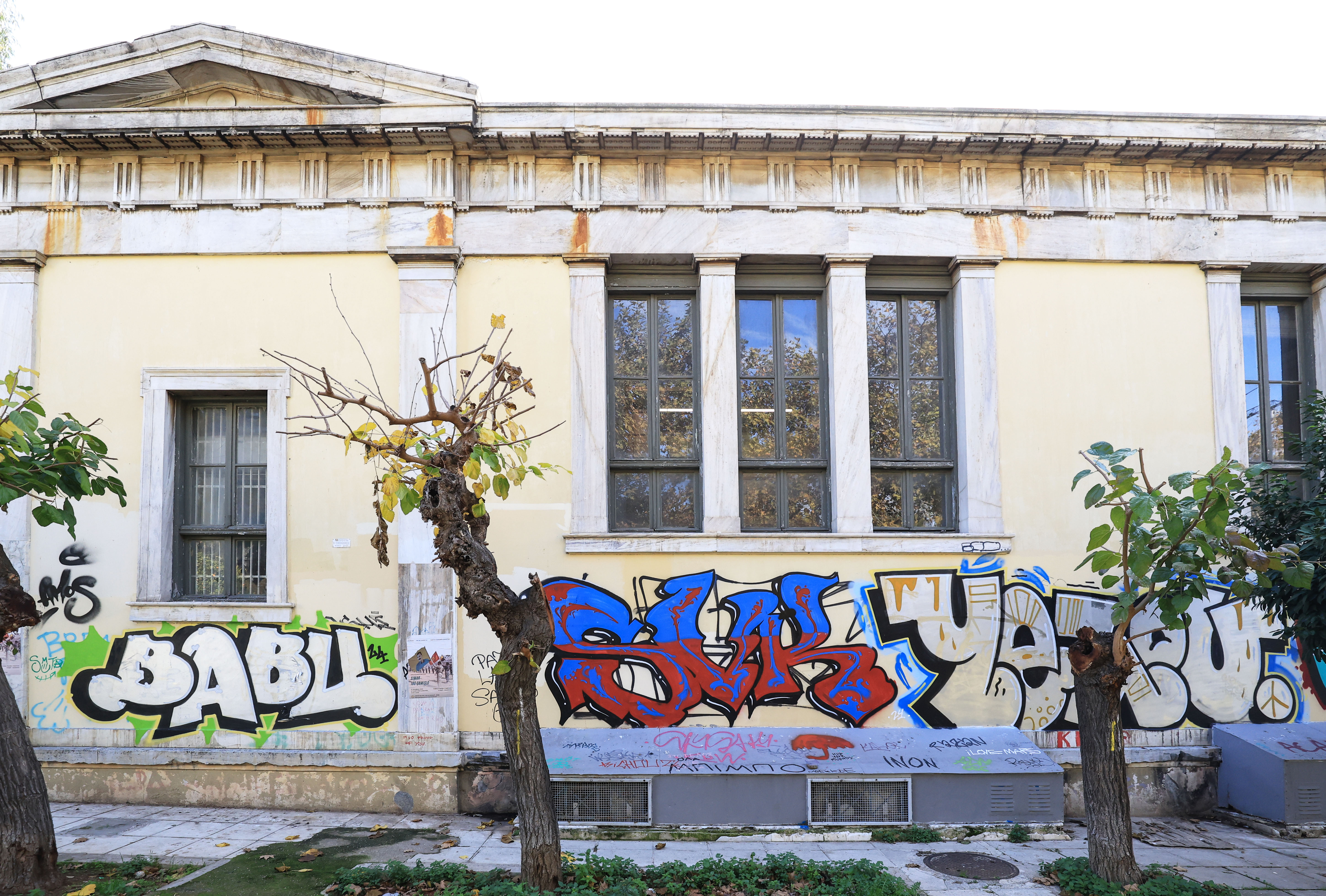 «Θέλουν να βγάλουν μια φωτογραφία και δεν βρίσκουν τοίχο καθαρό»-8