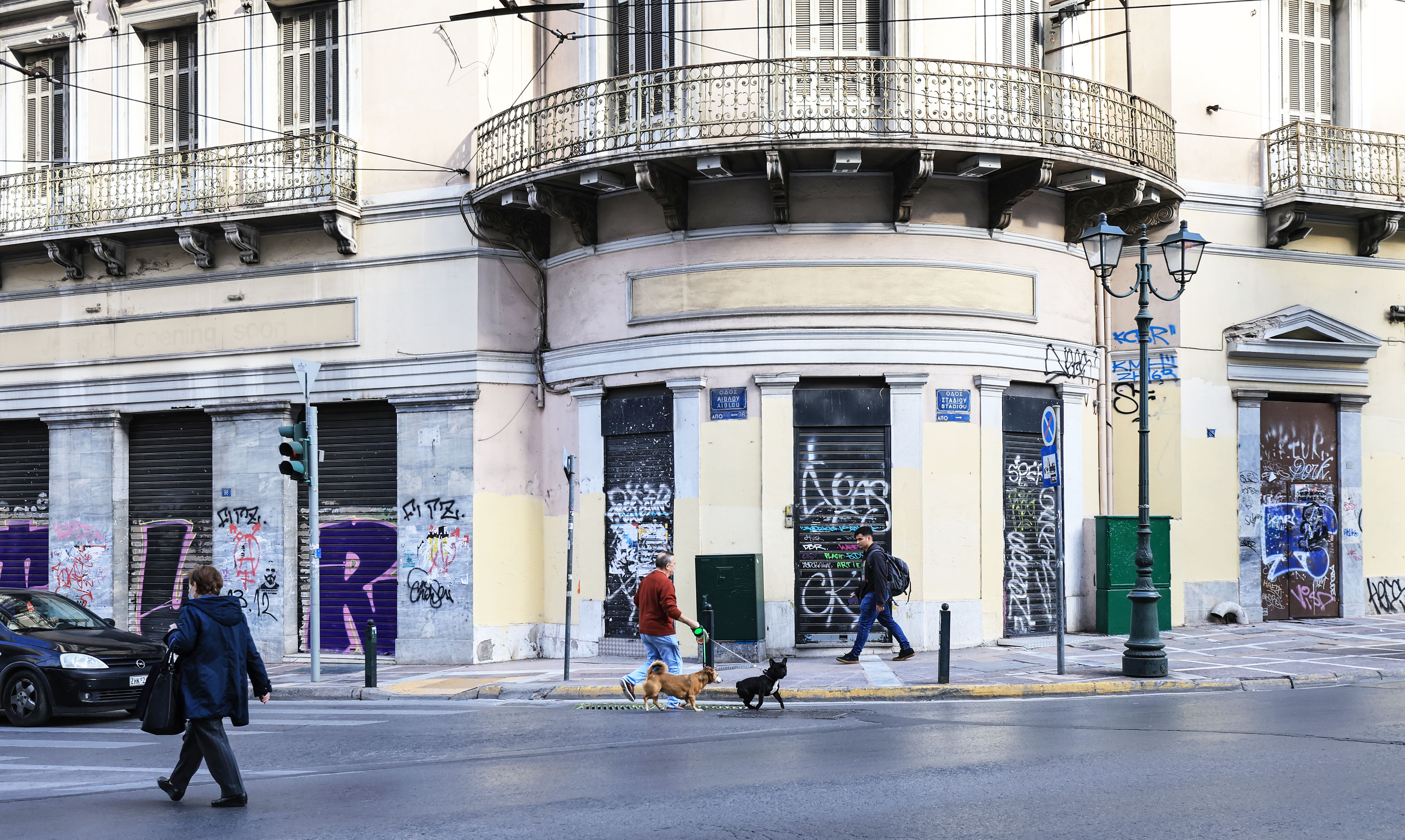 «Θέλουν να βγάλουν μια φωτογραφία και δεν βρίσκουν τοίχο καθαρό»-10