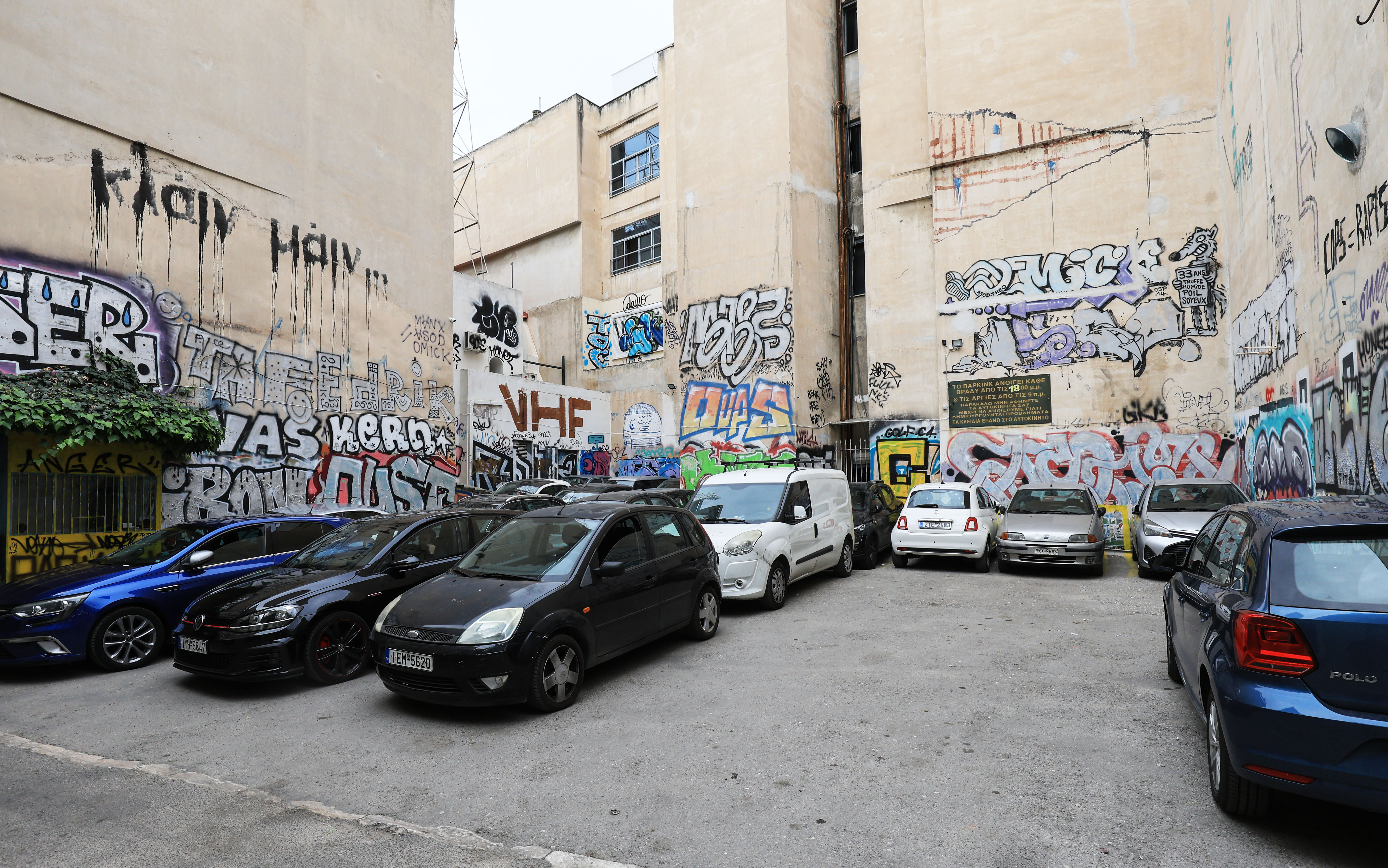 «Θέλουν να βγάλουν μια φωτογραφία και δεν βρίσκουν τοίχο καθαρό»-11