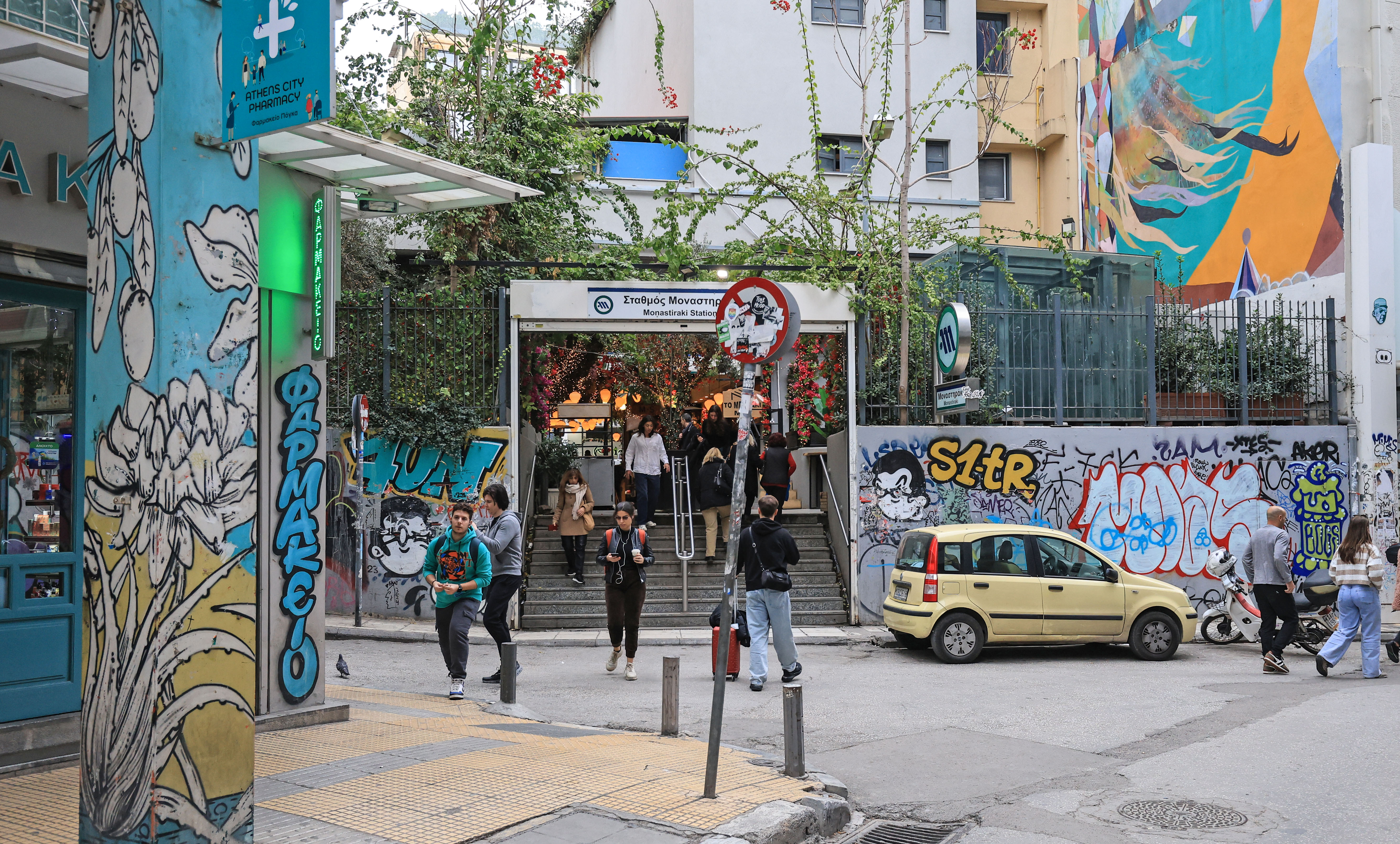 «Θέλουν να βγάλουν μια φωτογραφία και δεν βρίσκουν τοίχο καθαρό»-12