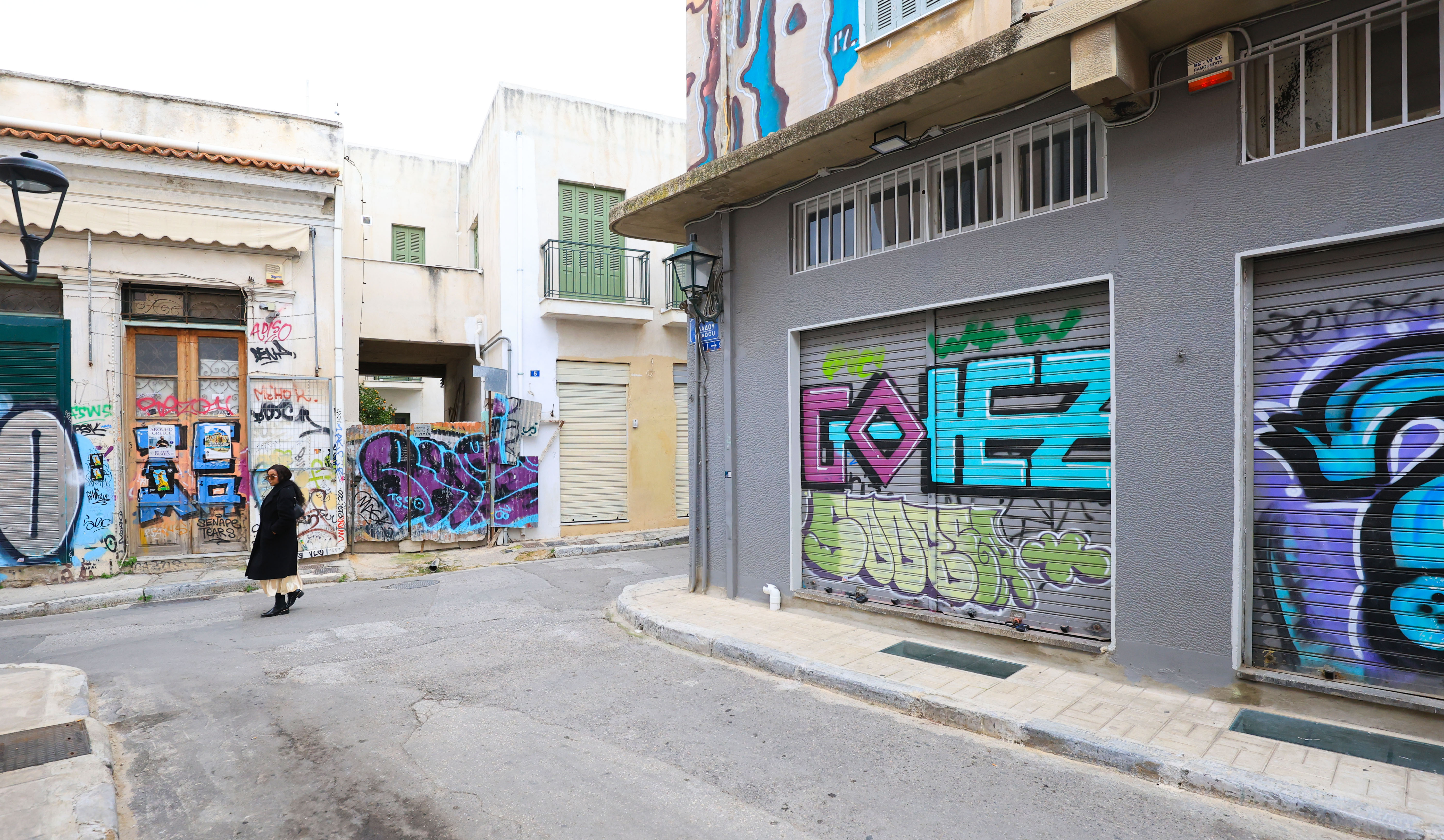 «Θέλουν να βγάλουν μια φωτογραφία και δεν βρίσκουν τοίχο καθαρό»-13