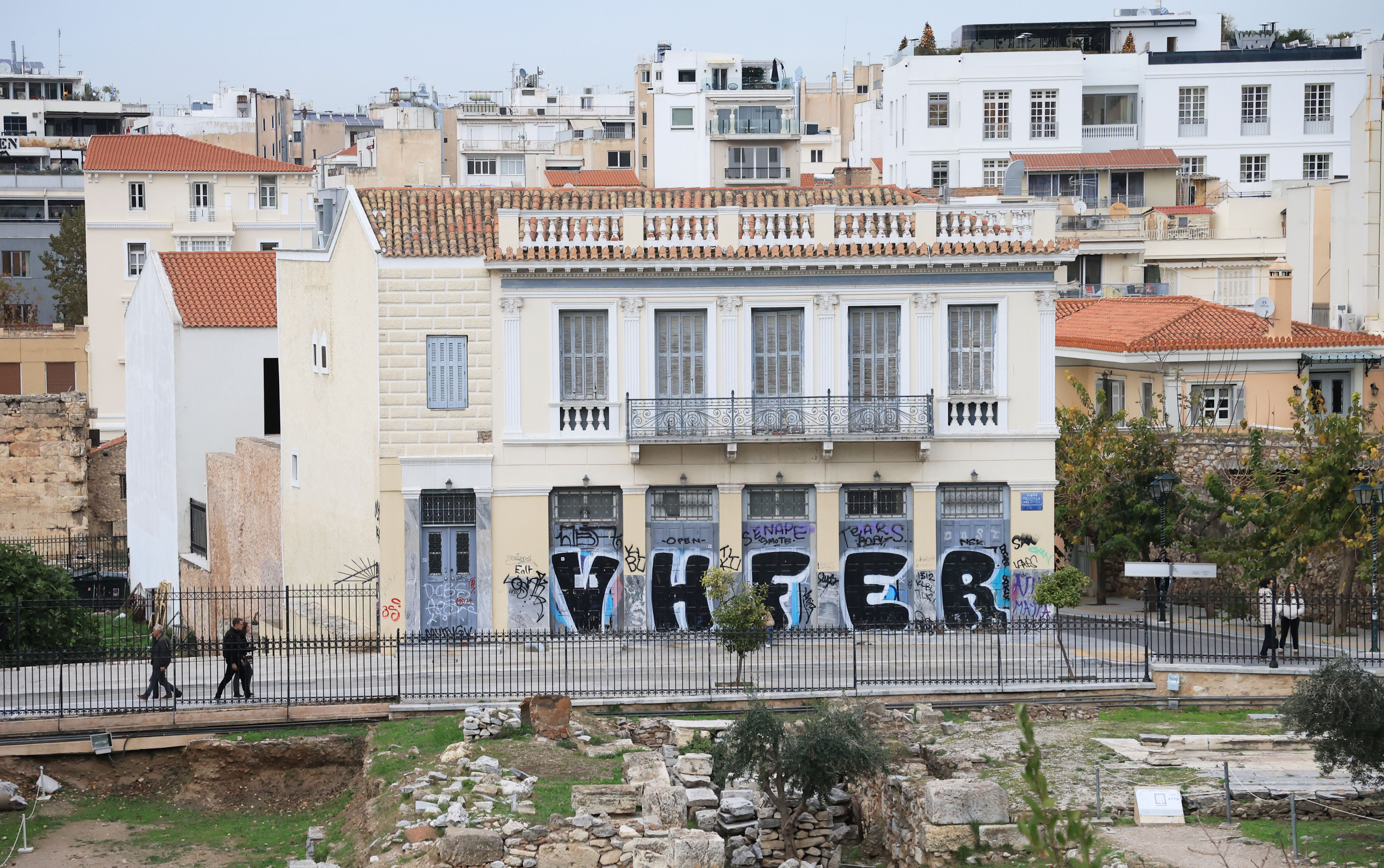 «Θέλουν να βγάλουν μια φωτογραφία και δεν βρίσκουν τοίχο καθαρό»-14