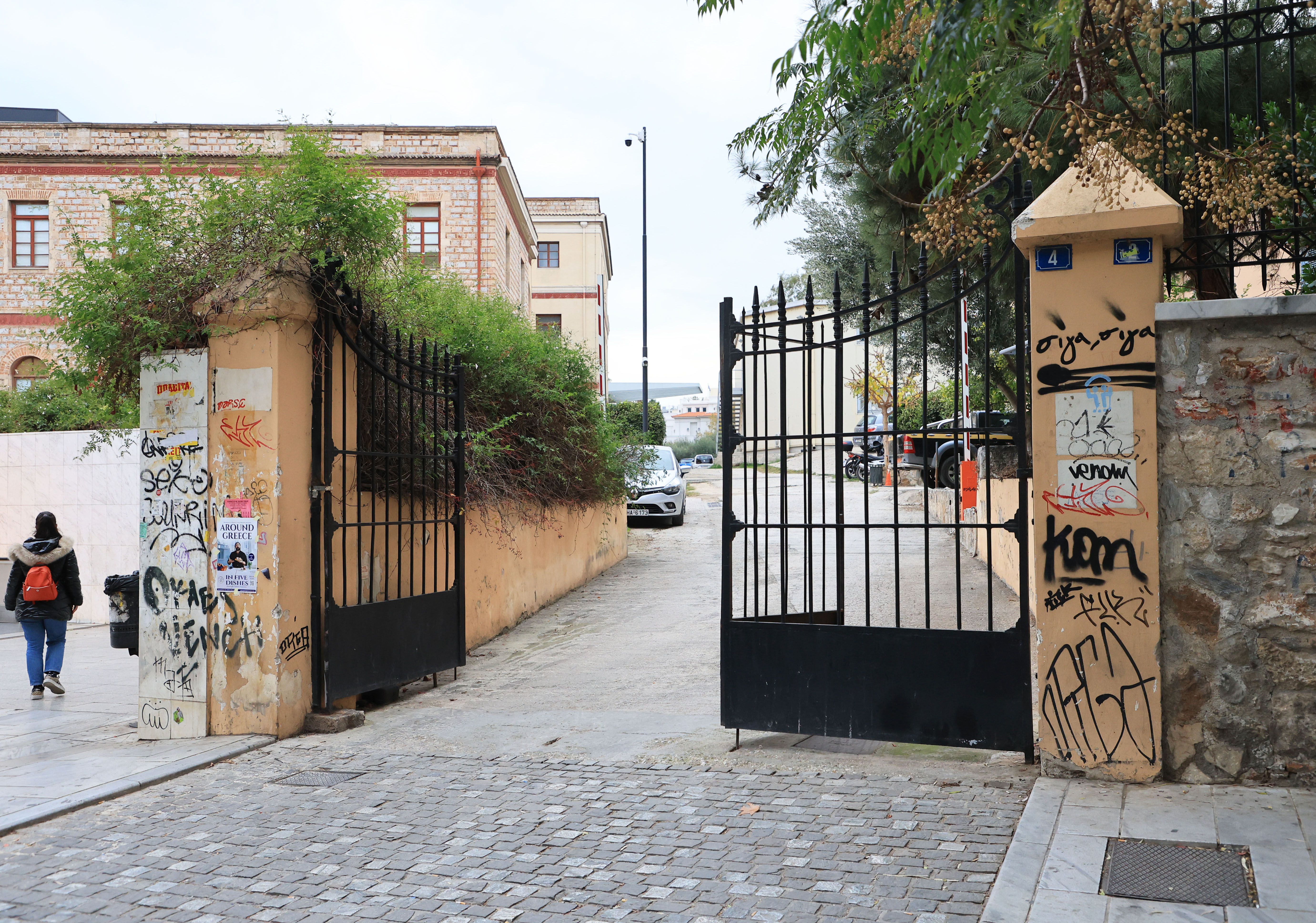 «Θέλουν να βγάλουν μια φωτογραφία και δεν βρίσκουν τοίχο καθαρό»-15