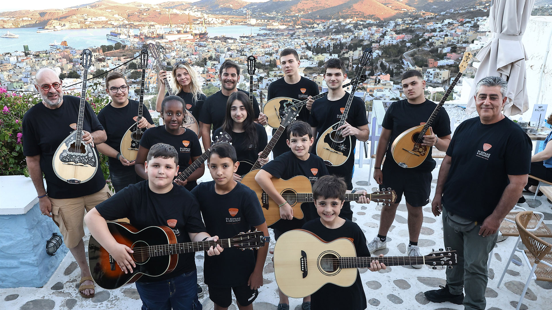 Ποδαρικό με ρεμπέτικο, Μάρκο Βαμβακάρη και Σταύρο Ξαρχάκο στη Σύρα-3