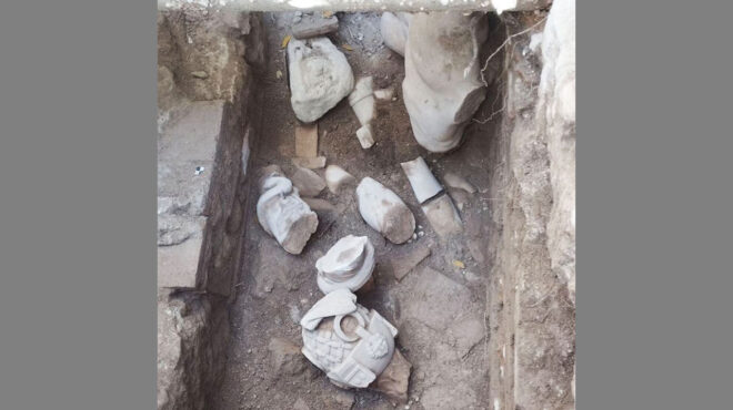 δεύτερο-άγαλμα-στην-ανασκαφή-της-οδού-563369953