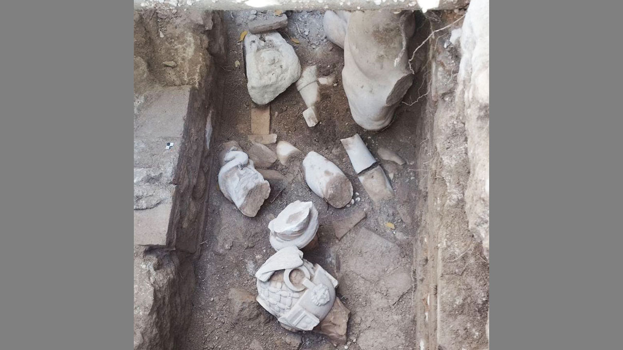 δεύτερο-άγαλμα-στην-ανασκαφή-της-οδού-563369953