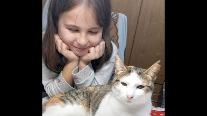 δεκάχρονη-μαθήτρια-διδάσκει-φιλοζ-563370223