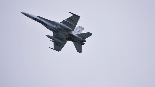 ερυθρά-θάλασσα-αμερικανικό-μαχητικό-563387302