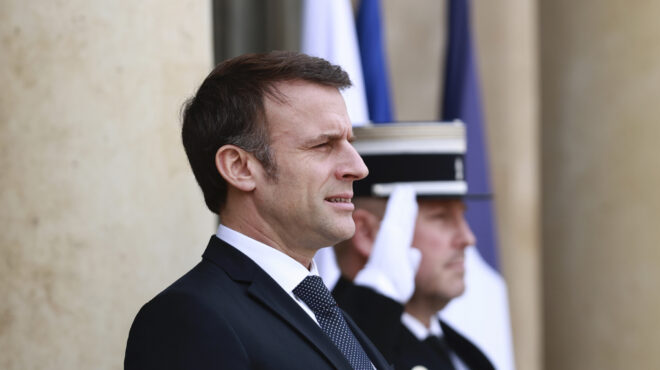 γαλλία-ο-μακρόν-υποδέχεται-τραμπ-και-ζ-563360443